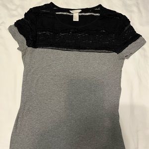 HM gray shirt sleeve shirt with lace top